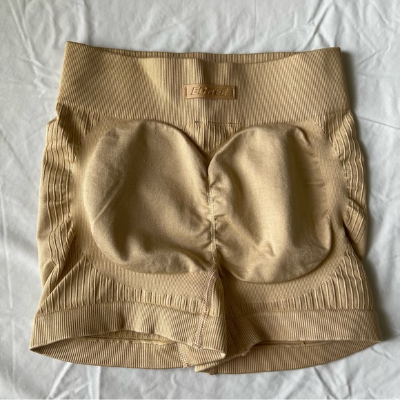 Bo+Tee: Form and Function Collection
Definition Mini Shorts (S) - ‘Beige’ - Picture 3 of 4